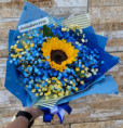 Ramalhete de girassol com mosquitinho azul e amarelo... Embalagem azul